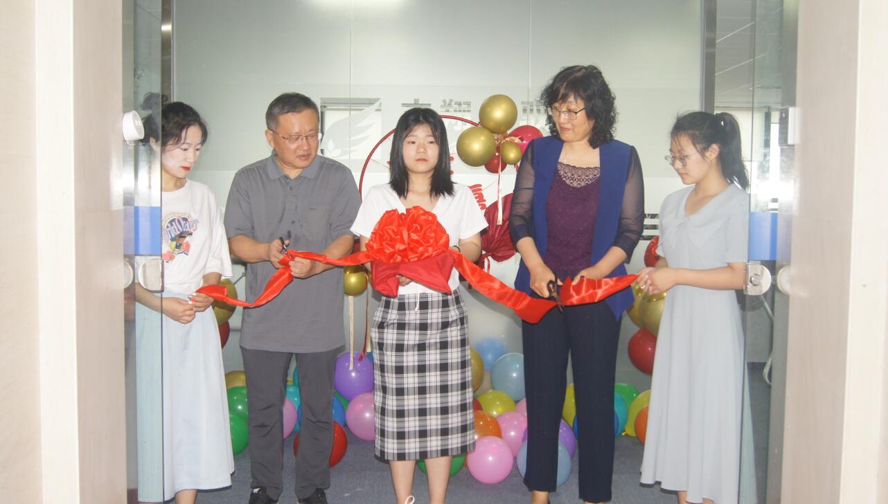 志翔領(lǐng)馭總經(jīng)理劉曉虹女士與驗(yàn)證技術(shù)副總?cè)f增剪彩 志翔領(lǐng)馭總經(jīng)理劉曉虹女士與驗(yàn)證技術(shù)副總?cè)f增剪彩